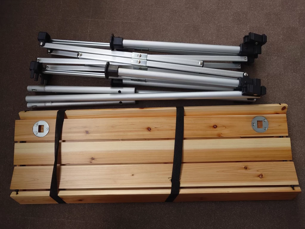 コールマンのロール式天板とフレームパーツ。組み立て前のテーブルが整然と並べられている