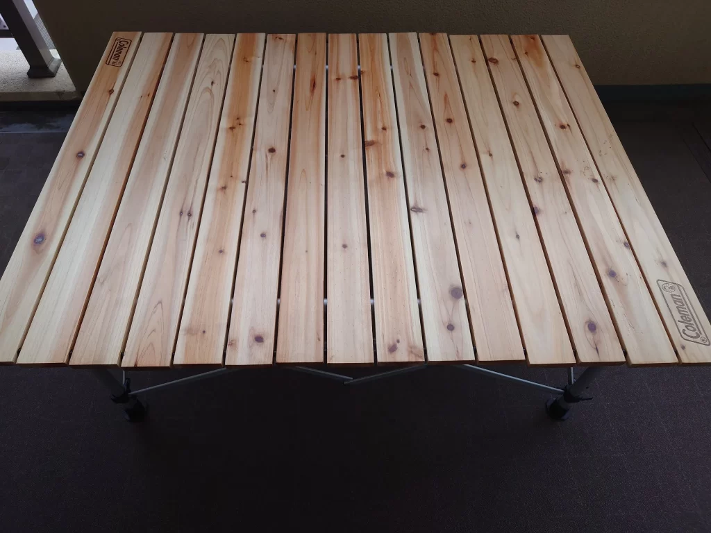 ロースタイルでセッティングされたテーブル。夕食の準備が進められている様子