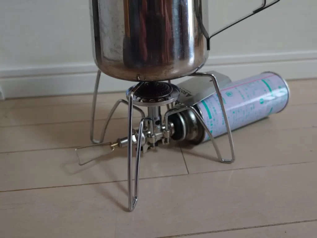 SOTO ST-310の上にケトルを載せた状態