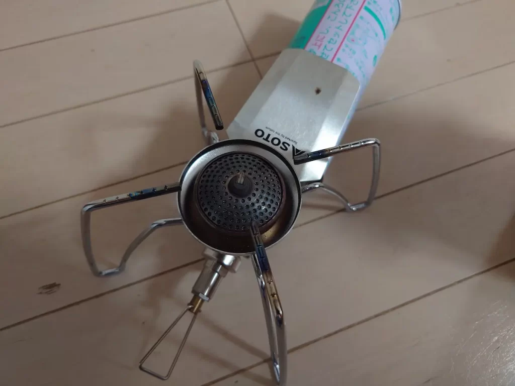 SOTO ST-310のゴトクとバーナーヘッド（上面）。面で当たる炎が前提の皿状ヘッド