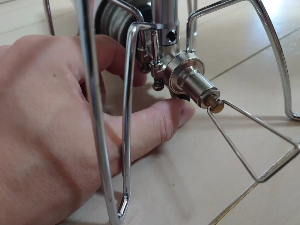 SOTO ST-310のワイヤーハンドルで火力を微調整する手元