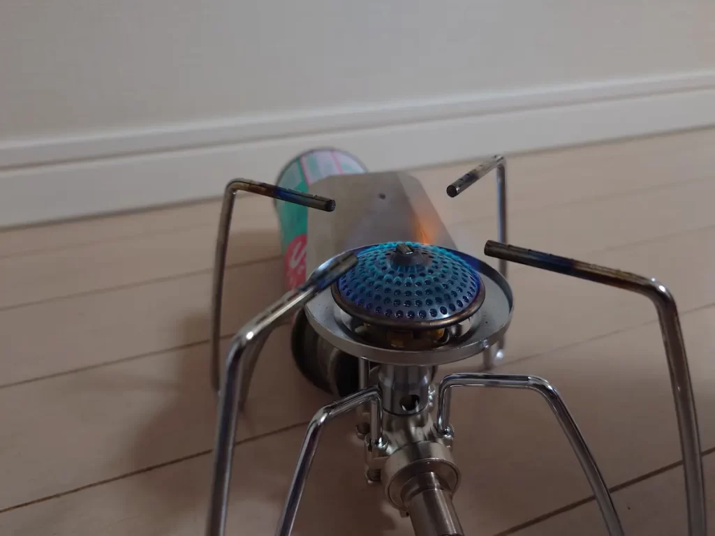 SOTO ST-310の青い炎とバーナーヘッドのディテール