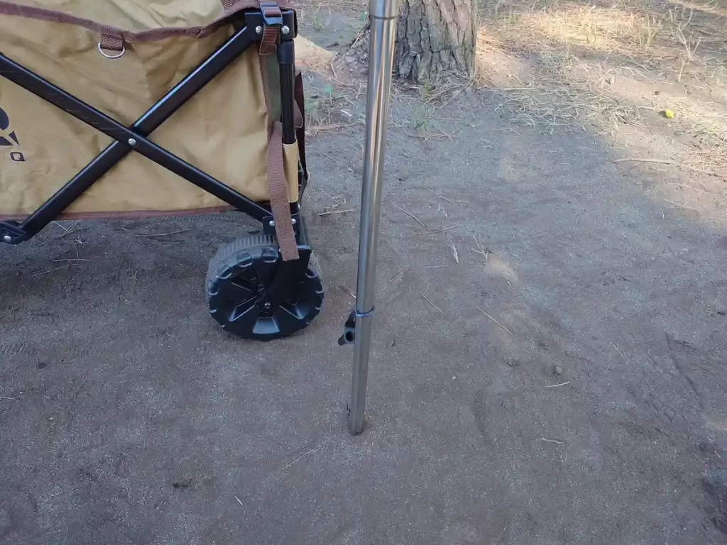 土の地面に打ち込んだUJackランタンスタンドの設置状態と固定深さの目安