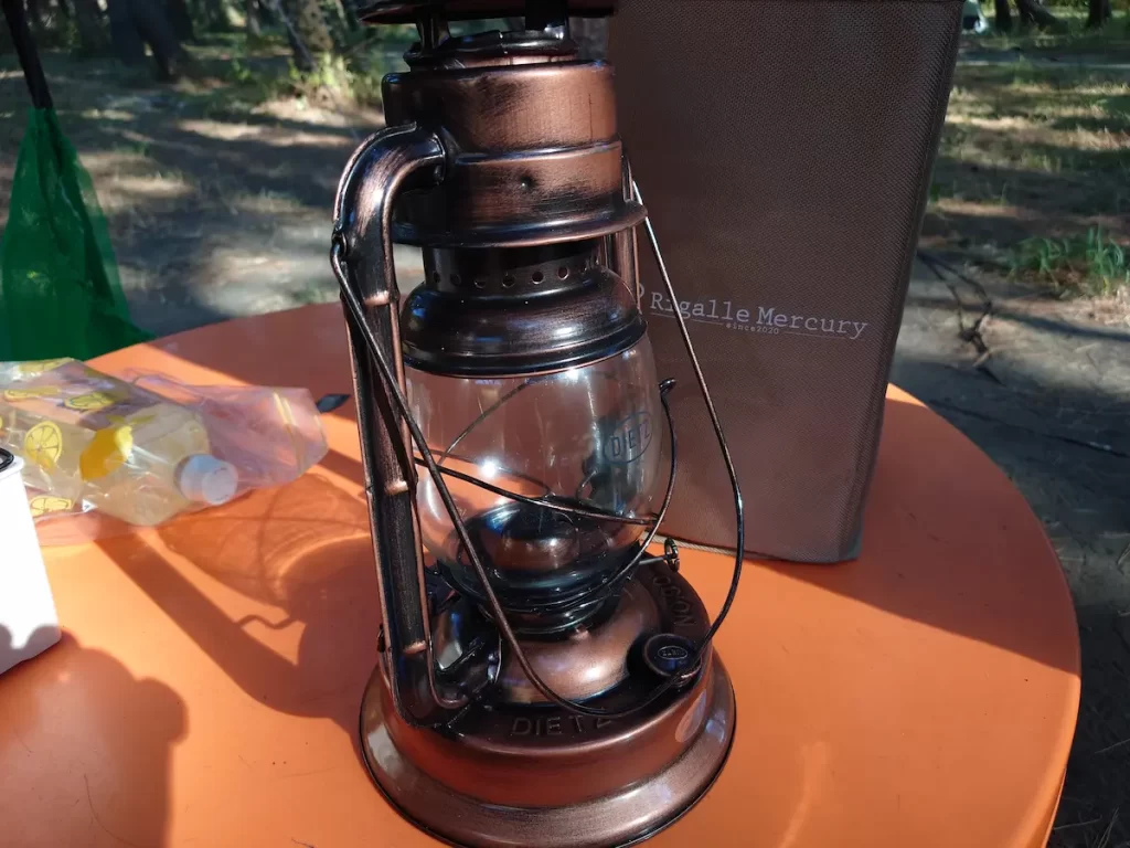 日中のテーブル上に置いたDIETZ 90オイルランタンの全景