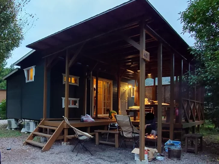 満願ビレッジオートキャンプ場のコテージと駐車場の様子